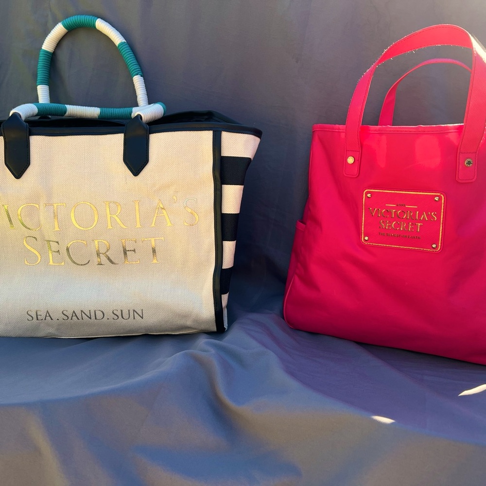 Selling 2 adorable Victoria secret bags as a bundle!